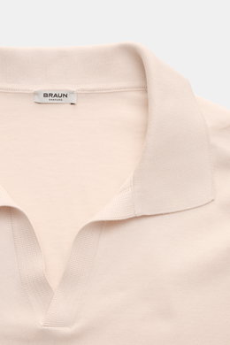 Nahaufnahme von Gran Sasso Strickpolo sand aus leichter Baumwolle, Regular Fit, offenem Kragen, feinem Strickbild, elastischen Rippbündchen.
