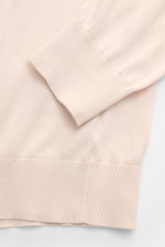 Gran Sasso Strickpolo sand im Detail, Nahaufnahme von Ärmel und Saum, reine Baumwolle, feiner Strick, elastische Rippbündchen.