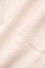Gran Sasso Strickpolo sand in Detailaufnahme, feiner Baumwoll-Feinstrick, offener Kragen, elastische Rippbündchen, weicher Griff, Regular Fit.