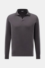 Frontale Nahaufnahme des BRAUN Hamburg Strickpolo anthrazit aus leichter Baumwolle mit offenem Kragen, Regular Fit und Rippbündchen.