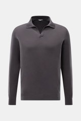 Frontale Nahaufnahme des BRAUN Hamburg Strickpolo anthrazit aus leichter Baumwolle mit offenem Kragen, Regular Fit und Rippbündchen.
