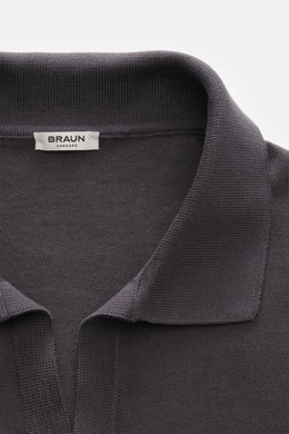 Nahaufnahme des BRAUN Hamburg Strickpolo anthrazit aus leichter Baumwolle mit offenem Polokragen und feinem Strickbild, von oben fotografiert.