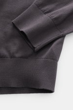 Nahaufnahme des Ärmels und Saums vom BRAUN Hamburg Strickpolo anthrazit in Regular Fit aus weicher, reiner Baumwolle mit feinem Strickbild und elastischen Rippbündchen.
