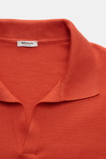 Gran Sasso Strickpolo orange, Nahaufnahme von oben mit offener Kragenleiste, feinem Baumwollstrick, elastischen Rippbündchen, Regular Fit.