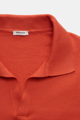 Gran Sasso Strickpolo orange, Nahaufnahme von oben mit offener Kragenleiste, feinem Baumwollstrick, elastischen Rippbündchen, Regular Fit.