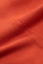 Gran Sasso Strickpolo orange aus feiner Baumwolle, weicher Griff, offener Kragen, elastische Bündchen, Nahaufnahme des Strickmusters.