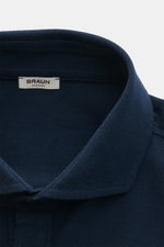 Nahaufnahme von Kragen und Label des BRAUN Hamburg Longsleeve-Poloshirt navy aus Baumwoll-Piqué, Slim Fit, Haifisch-Kragen.