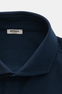 Nahaufnahme von Kragen und Label des BRAUN Hamburg Longsleeve-Poloshirt navy aus Baumwoll-Piqué, Slim Fit, Haifisch-Kragen.