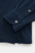 Nahaufnahme des Ärmels und Saums vom BRAUN Hamburg Longsleeve-Poloshirt navy aus Baumwoll-Piqué mit Slim Fit, Haifisch-Kragen, Fünf-Knopf-Leiste und Saumschlitzen.