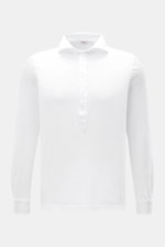 Vorderansicht des weißen BRAUN Hamburg Longsleeve-Poloshirts aus Baumwoll-Piqué mit Haifisch-Kragen, Slim Fit und Fünf-Knopf-Leiste.