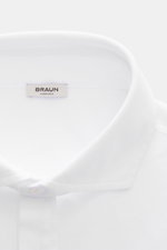 BRAUN Hamburg Longsleeve-Poloshirt weiß, Slim Fit aus Baumwoll-Piqué, Haifisch-Kragen und Fünf-Knopf-Leiste, Detailansicht von oben.