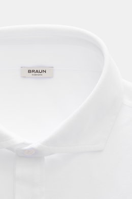 BRAUN Hamburg Longsleeve-Poloshirt weiß, Slim Fit aus Baumwoll-Piqué, Haifisch-Kragen und Fünf-Knopf-Leiste, Detailansicht von oben.