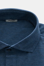 Nahaufnahme des Kragens vom graublauen BRAUN Hamburg Longsleeve-Poloshirt aus weichem Baumwoll-Piqué mit Slim Fit und Haifisch-Kragen.