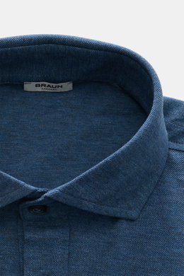 Nahaufnahme des Kragens vom graublauen BRAUN Hamburg Longsleeve-Poloshirt aus weichem Baumwoll-Piqué mit Slim Fit und Haifisch-Kragen.