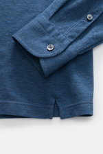 Nahaufnahme des Ärmelabschlusses mit Knopf und Saumschlitzen des graublauen BRAUN Hamburg Longsleeve-Poloshirts aus Baumwoll-Piqué, Slim Fit.