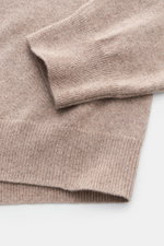 von Braun Cashmere Strickpolo beige meliert, Nahaufnahme von Ärmel und Bund mit feinem Strickbild, weicher Griff, elastische Rippbündchen