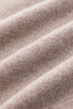 Nahaufnahme des feinen Strickbilds des von Braun Cashmere Strickpolo beige meliert aus reinem, weichem Cashmere mit elastischen Rippbündchen.