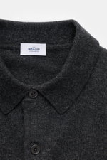 Nahaufnahme des von Braun Cashmere Strickpolo anthrazit meliert von schräg oben, zeigt feines Strickbild, Polokragen und Knopfleiste.