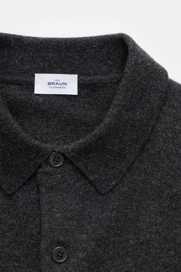 Nahaufnahme des von Braun Cashmere Strickpolo anthrazit meliert von schräg oben, zeigt feines Strickbild, Polokragen und Knopfleiste.