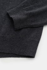 von Braun Cashmere Strickpolo anthrazit meliert, Detailaufnahme Ärmel und Bund, feines Strickbild, weicher Griff, Slim Fit, reine Mongolei-Cashmere-Qualität