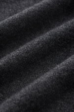 Nahaufnahme des feinen Strickbilds vom von Braun Cashmere Strickpolo anthrazit meliert, Detailansicht der weichen, elastischen Rippbündchen.