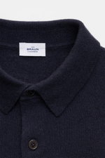 Close-up front top view of the von Braun Cashmere knit polo navy showing fine knit fabric, signature collar, and buttons. Elegant basic for the cold season: This VON BRAUN knit polo is an elegant alternative to a jumper – made from pure cashmere from Mong