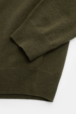 Close-up image from above showing the sleeve and hem of the von Braun Cashmere knit polo dark olive, highlighting fine knit and elasticated ribbed bands. 

<p>Elegant basic for the cold season: This VON BRAUN knit polo is an elegant alternative to a jum