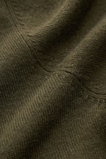 Nahaufnahme des von Braun Cashmere Strickpolo oliv aus reinem Cashmere mit feinem Strickbild, weichem Griff und elastischen Rippbündchen.