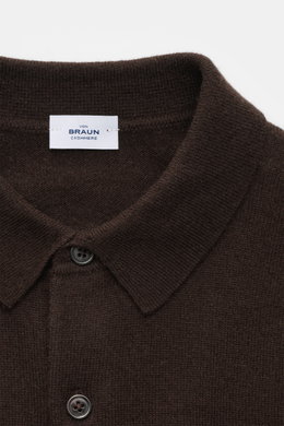 Close-up front view of von Braun Cashmere knit polo dark brown showing fine knit, signature collar, and buttons, made from pure Mongolian cashmere. Elegant basic for the cold season: This VON BRAUN knit polo is an elegant alternative to a jumper – made fr