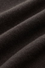 Close-up view of the fine knit fabric of the von Braun Cashmere knit polo dark brown, showing its soft texture and warmth.

Description:  
<p>Elegant basic for the cold season: This VON BRAUN knit polo is an elegant alternative to a jumper – made from pur