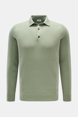 von Braun Cashmere Strickpolo salbei, Slim Fit, feines Strickbild, drei Knöpfe, Polokragen, elastische Rippbündchen, frontal fotografiert