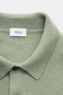 von Braun Cashmere Strickpolo salbei, Nahaufnahme von oben, feines Strickbild, weicher Griff, Slim Fit mit Polokragen und Drei-Knopf-Leiste