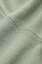 von Braun Cashmere Strickpolo salbei in Nahaufnahme, feines Strickbild, sehr weicher Griff, elastische Rippbündchen, reine Mongolei-Cashmere-Qualität, Detailansicht
