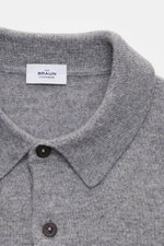 Nahaufnahme von von Braun Cashmere Strickpolo grau meliert, Slim Fit mit feinem Strickbild, Polokragen, Drei-Knopf-Leiste und elastischen Rippbündchen.