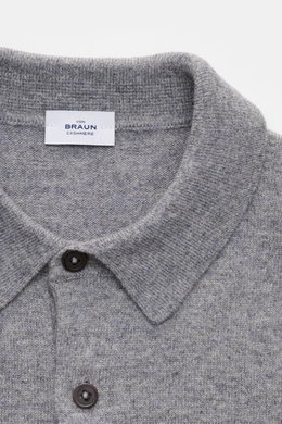 Nahaufnahme von von Braun Cashmere Strickpolo grau meliert, Slim Fit mit feinem Strickbild, Polokragen, Drei-Knopf-Leiste und elastischen Rippbündchen.