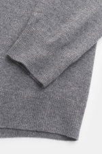 von Braun Cashmere Strickpolo grau meliert, Nahaufnahme von Arm mit elastischem Rippbündchen, feines Strickbild, weicher Griff, Slim Fit, reine Kaschmirqualität