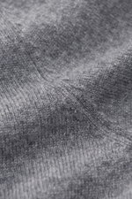 von Braun Cashmere Strickpolo grau meliert Nahaufnahme des feinen, weichen Strickbilds aus reinem Cashmere mit elastischen Rippbündchen.