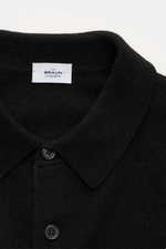 Nahaufnahme des von Braun Cashmere Strickpolo schwarz von oben, zeigt Polokragen, drei Knöpfe, feines Strickbild, Slim Fit und weichen Griff.