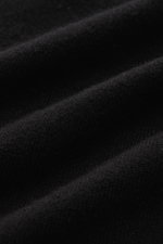 Nahaufnahme des feinen Strickbilds und der weichen Struktur vom von Braun Cashmere Strickpolo schwarz, hergestellt aus reinem Cashmere.