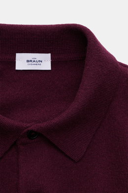 Nahaufnahme des von Braun Cashmere Strickpolo bordeaux von oben, feines Strickbild, typischer Polokragen, reiner Cashmere, Slim Fit.