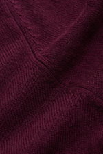 Nahaufnahme des von Braun Cashmere Strickpolo bordeaux in Slim Fit, aus weichem, feinem Strick mit typischem Polokragen und elastischen Rippbündchen.