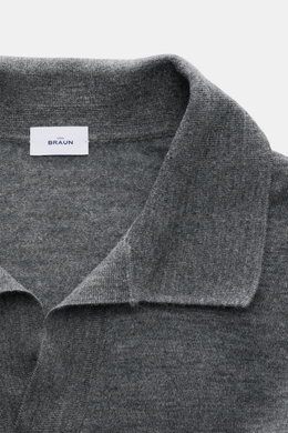 Close-up front view of von Braun Merino knit polo anthracite mottled showing open collar placket and fine knit texture. An elegant basic for casual looks: This VON BRAUN knit polo with open collar placket is a casual alternative to a fine knit jumper or s