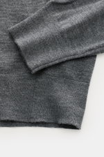 Close-up top-down view of von Braun Merino knit polo anthracite mottled sleeve and hem, showcasing fine knit and ribbed elasticated bands.

<p>An elegant basic for casual looks: This VON BRAUN knit polo with open collar placket is a casual alternative to 
