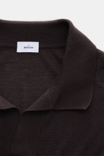 von Braun Merino Strickpolo dunkelbraun in Nahaufnahme von oben, offener Kragen, feines Strickbild, weicher Griff, Regular Fit, elastische Rippbündchen