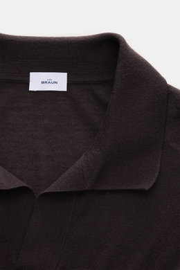 von Braun Merino Strickpolo dunkelbraun in Nahaufnahme von oben, offener Kragen, feines Strickbild, weicher Griff, Regular Fit, elastische Rippbündchen