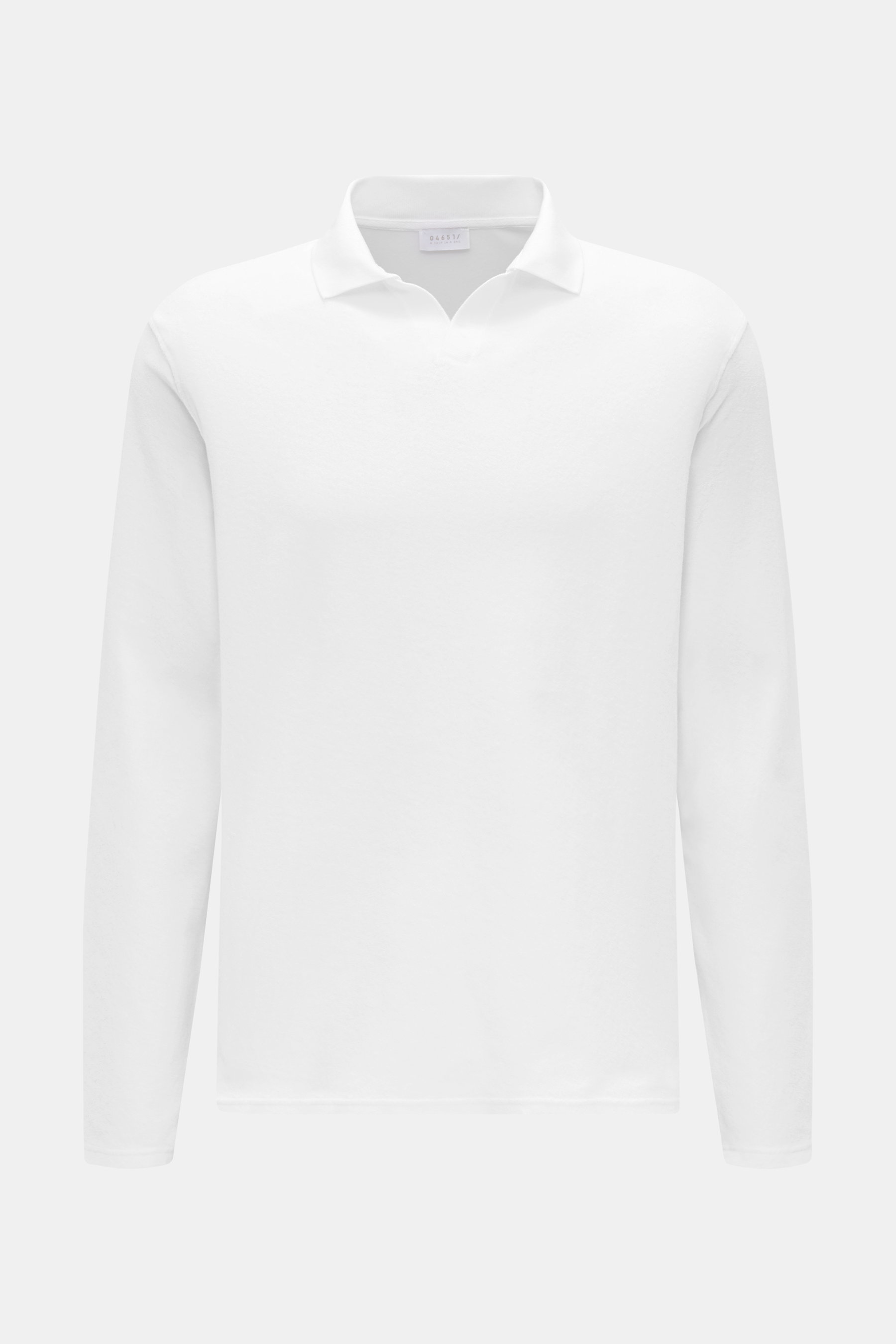 Frontansicht des weißen 04651/ A trip in a bag Frottee Longsleeve-Poloshirts "Terry Johnny" aus reiner Baumwolle mit klassischem Polokragen, offener Kragenleiste und kurzen Saumschlitzen, Regular Fit, weicher Griff, Urlaubsgefühl zum Anziehen.