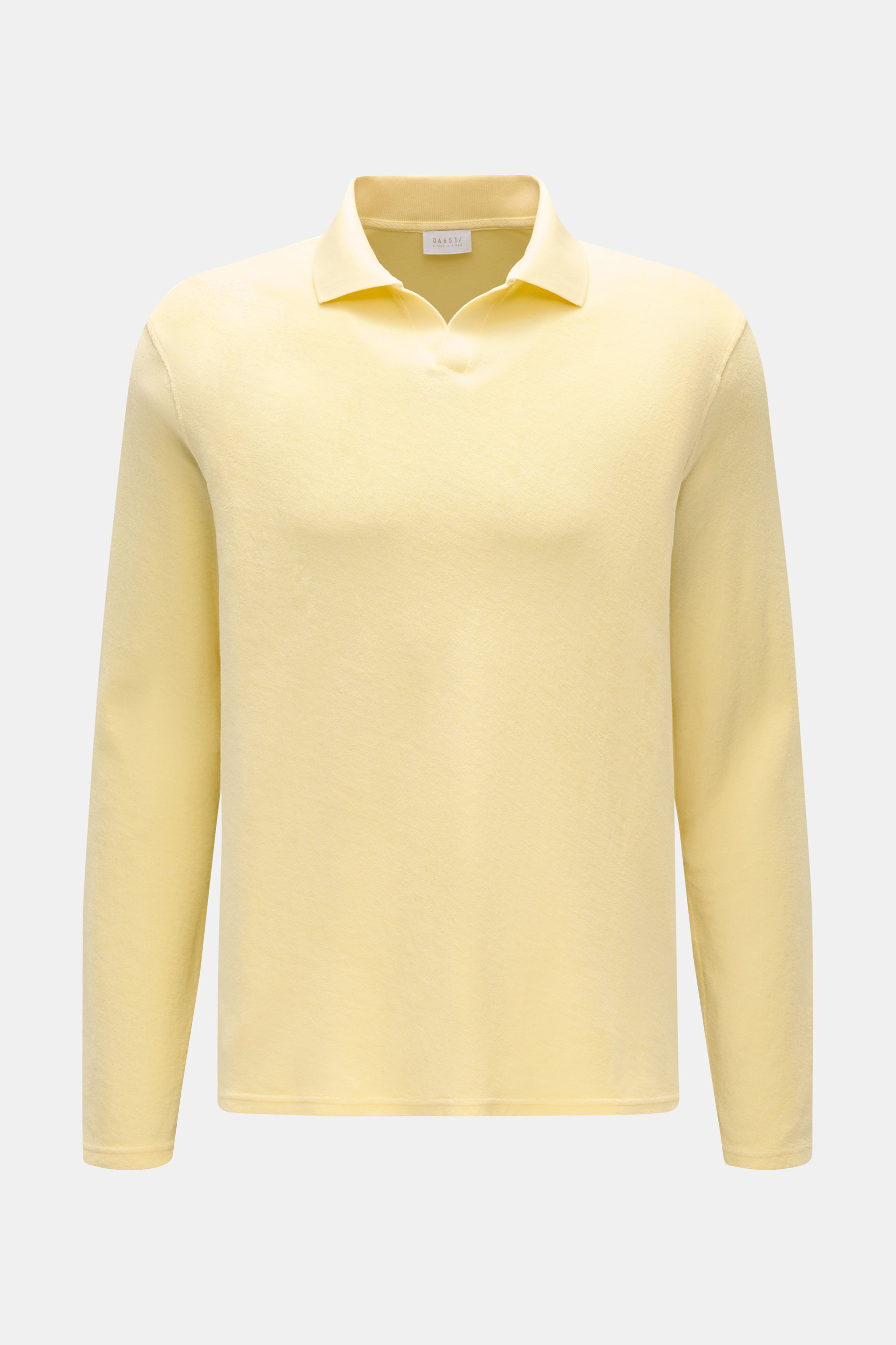04651/ A trip in a bag Frottee Longsleeve-Poloshirt 'Terry Johnny' pastellgelb, frontale Nahaufnahme, reine Baumwolle, weicher Griff, Regular Fit, klassischer Polokragen, offene Kragenleiste, kurze Saumschlitze, Urlaubsgefühl zum Anziehen.