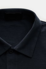 Stone Island Longsleeve Jersey-Poloshirt 'Ghost Piece' navy, Detailaufnahme von oben, weicher Baumwolljersey, Slim Fit, Polokragen, zwei Knöpfe, tonales Logo.