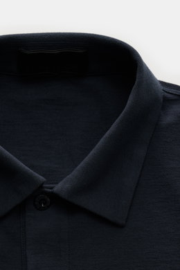Stone Island Longsleeve Jersey-Poloshirt 'Ghost Piece' navy, Detailaufnahme von oben, weicher Baumwolljersey, Slim Fit, Polokragen, zwei Knöpfe, tonales Logo.