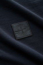 Stone Island Longsleeve Jersey-Poloshirt 'Ghost Piece' navy, Detailansicht des Kompass-Logos auf leicht geflammtem Baumwolljersey, Slim Fit, weicher Griff.